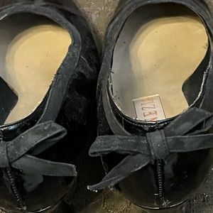 Black leather heels with bow on back